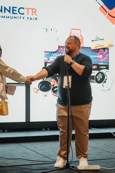 Two attendees shaking hands