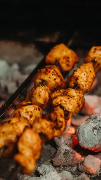 Şiş tavuk on the coals, golden